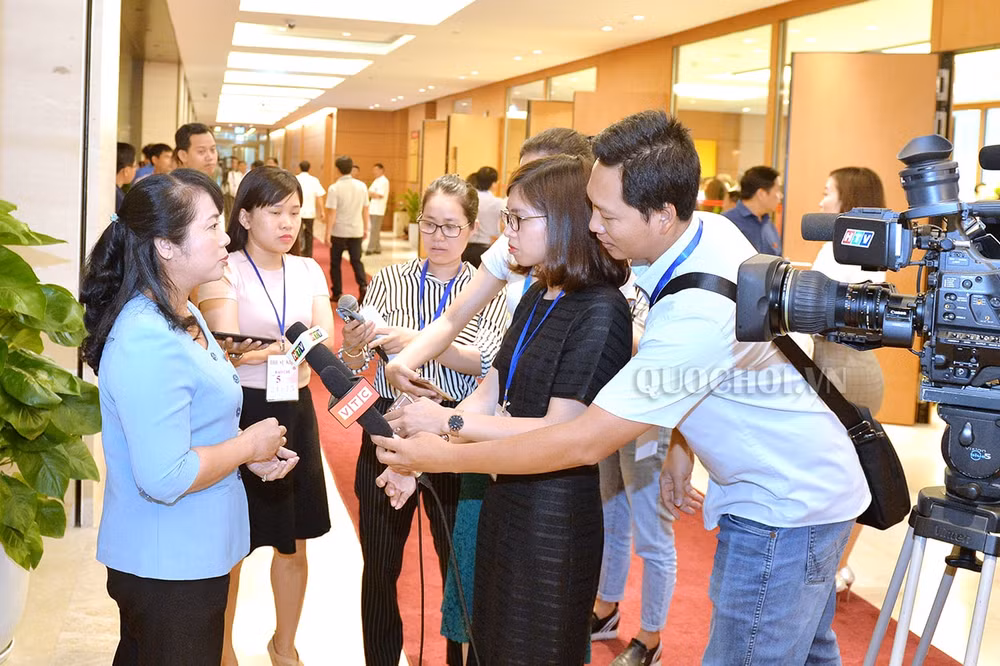 Các Phóng viên tác nghiệp bên hành lang Quốc hội. Ảnh: Quochoi.vn