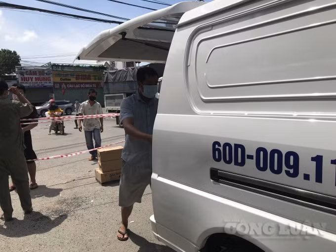 Lương thực thực phẩm được các tổ chức, doanh nghiệp mang đến hỗ trợ người dân trong khu vực cách ly.