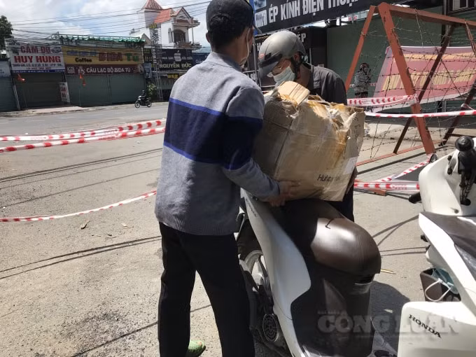 Giúp đỡ người dân khu phong tỏa tại TP. Biên Hoà