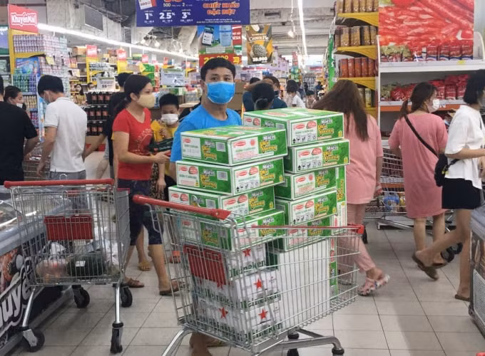 Tại siêu thị Big C Thăng Long, nhiều người dân mua với số lượng khá lớn. Ảnh: Triệu Minh.
