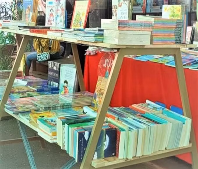 Những cuốn sách hay, những kênh thông tin chính thống sẽ phần nào giúp cho bệnh nhân Covid-19 và người dân trong khu cách ly vượt qua được hoàn cảnh khó khăn hiện tại.