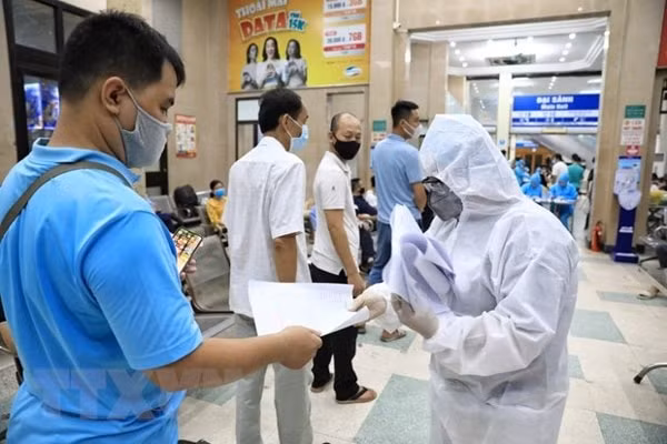 Lấy mẫu xét nghiệm cho cán bộ, công nhân viên Ga Hà Nội. Ảnh: TTXVN