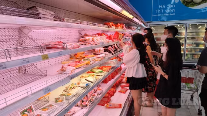 Kệ hàng mì tôm được nhiều người dân chọn lựa mua.