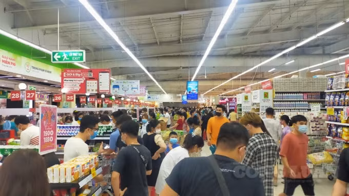 Rất nhiều người dân thủ đô đã đổ xô đi mua hàng ở Big C Thăng Long để tích trữ, bất chấp tình hình dịch bệnh COVID-19 đang diễn biến phức tạp.