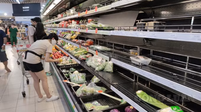 Mặt hàng thực phẩm thiết yếu được người dân mua khá nhiều.