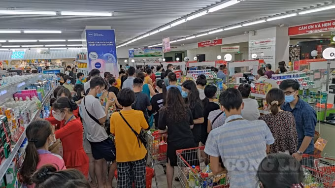 Việc người dân đổ xô đến siêu thị, cửa hàng mua nhu yếu phẩm vô tình tạo nên đám đông dễ lây lan dịch bệnh trong thời điểm tình hình dịch bệnh diễn biến phức tạp như hiện nay.