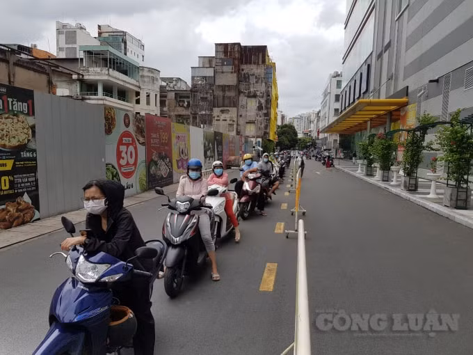 Người dân xếp hàng dài chờ vào bãi giữ xe siêu thị