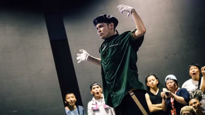 Nam vũ công chuyên về mảng popping, một thể loại vũ điệu đường phố dựa trên kĩ thuật làm co và thả lỏng thật nhanh cơ bắp để tạo những cú 