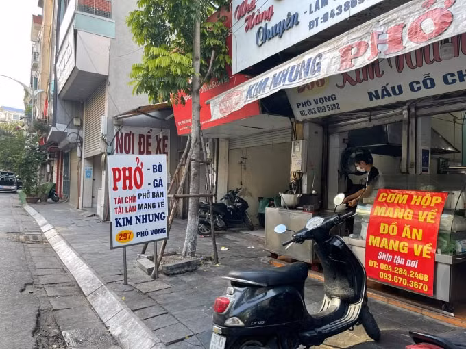 Sau yêu cầu của chỉ được bán mang về, nhiều cửa hàng kinh doanh dịch vụ ăn uống nhỏ lẻ, hộ gia đình tại Hà Nội than thở lượng khách giảm tới 70%