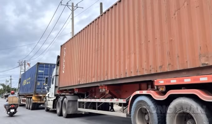 Ô tô chở hàng hoá ra vào các cảng thuộc đối tượng được ưu tiên cấp thẻ. Ảnh: Thái Sơn
