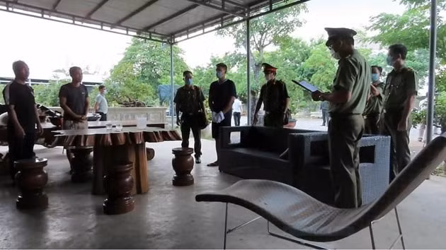Công an đọc lệnh bắt các đối tượng.
