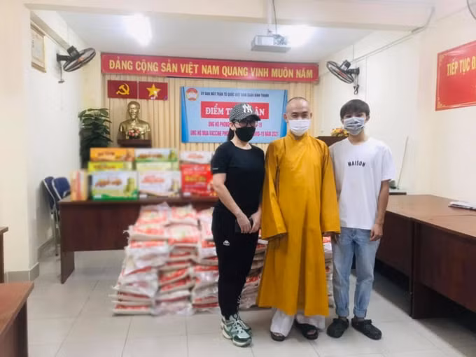 Hồ Văn Cường cùng Phi Nhung đi làm từ thiện.