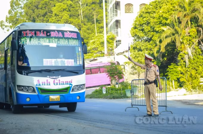 Các phương tiện vận tải, xe khách từ các tỉnh vào TP Hà Nội đều phải dừng lại kiểm tra.