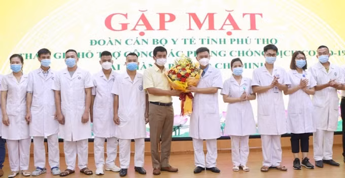 Ông Hồ Đại Dũng, Phó Chủ tịch UBND tỉnh Phú Thọ tặng hoa động viên các cán bộ trước khi lên đường chi viện cho tâm dịch TP. Hồ Chí Minh.