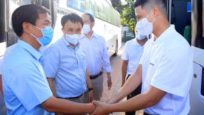 Ông Nguyễn Văn Phương, Chủ tịch UBND tỉnh Thừa Thiên Huế, động viên các cán bộ y tế trước lúc lên đường.