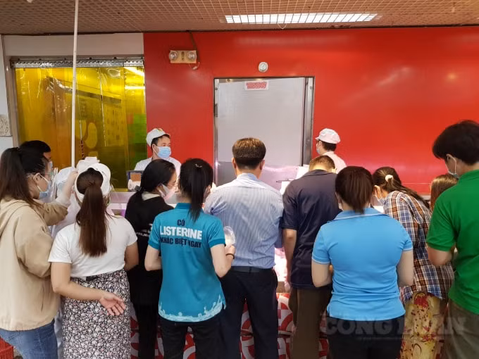Người dân tập trung đông tại các quầy cân thực phẩm, tính tiền