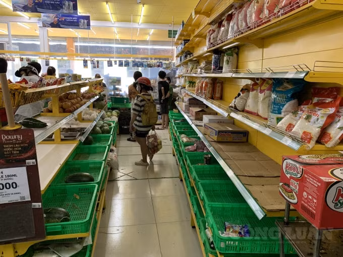 Thông tin thất thiệt về việc TP sẽ lockdown từ 0h ngày 15/7 khiến người dân hoang mang và đã đổ xô đi mua trữ hàng hóa