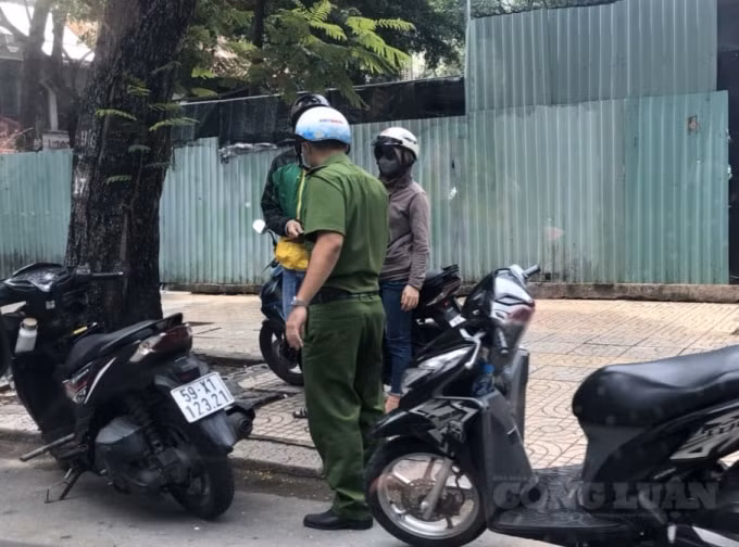 Lực lượng chức năng đang kiểm tra người dân. Ảnh: UP