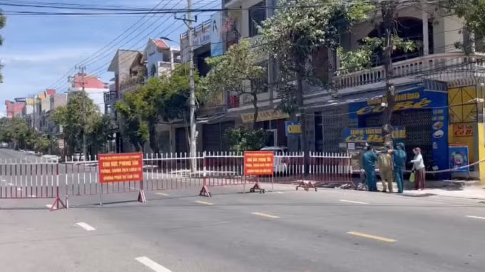 Lực lượng chức năng chốt giữ tại một khu dân cư bị phong tỏa ở thành phố Tuy Hòa, tỉnh Phú Yên.