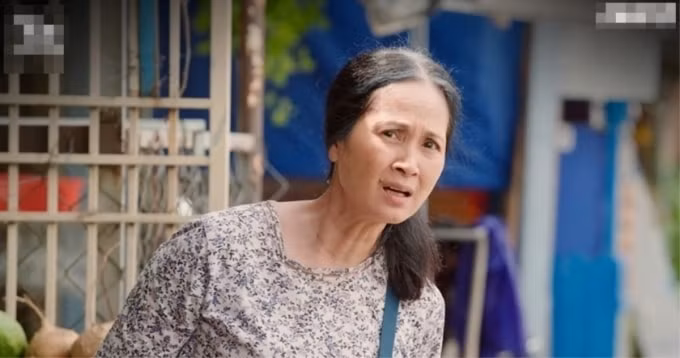 Bà Bông của nghệ sĩ Lan Hương hiện lên “xấu lạ” so với những vai trước của cô.