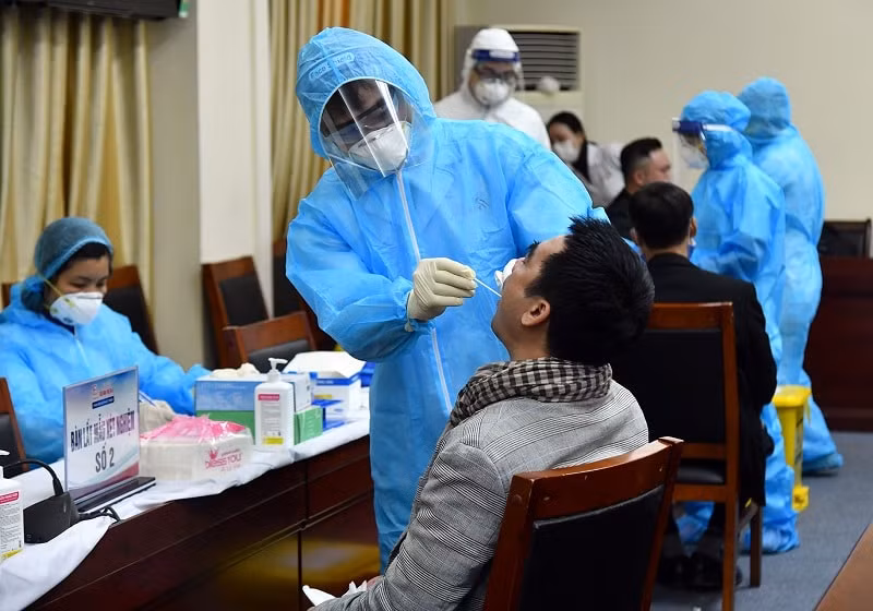 Nhân viên y tế lấy mẫu xét nghiệm Covid-19 tầm soát cho người dân. Ảnh: minh họa