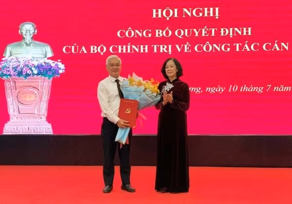 Bà Trương Thị Mai trao Quyết định cho ông Nguyễn Văn Lợi. Ảnh: PLO