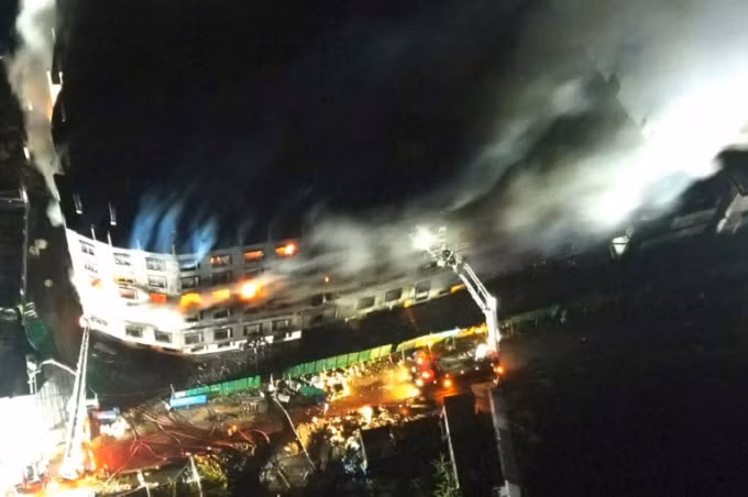 Một bức ảnh chụp từ trên không về vụ cháy tại một nhà máy ở Bangladesh khiến ít nhất 52 người chết. @ AFP