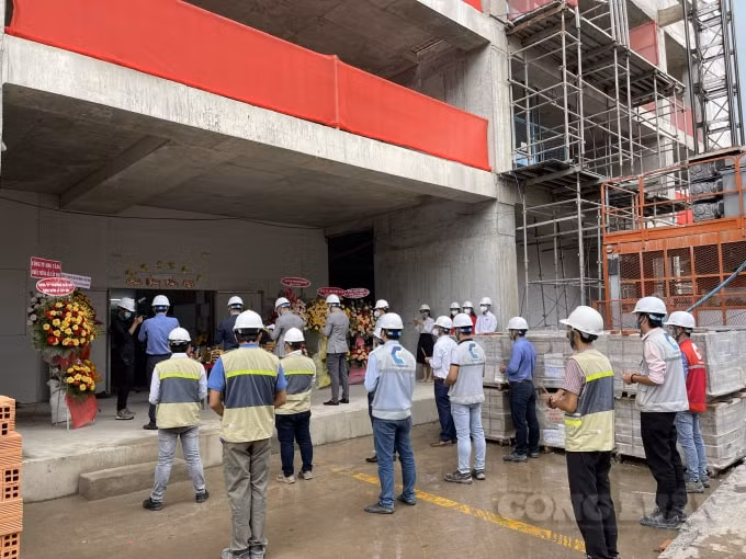 Nhóm người này không thực hiện đúng việc đứng cách nhau tối thiểu 2 mét