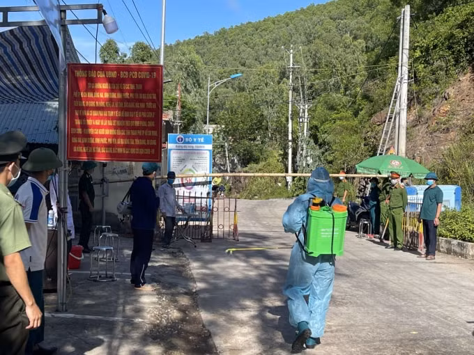 Chốt phong tỏa tại xã Nghi Sơn, thị xã Nghi Sơn. Ảnh: CATH