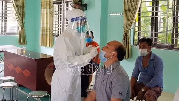 Cán bộ y tế lấy mẫu xét nghiệm cho người dân xã Hồng Thái, huyện Việt Yên, Ảnh: Báo Bắc Giang