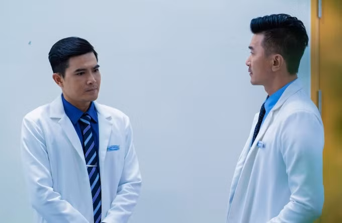 Bộ phim đánh dấu sự trở lại của Quang Sự (trái) sau nhiều năm vắng bóng.