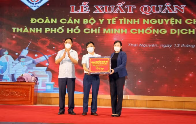 Bí thư Tỉnh ủy Thái Nguyên Nguyễn Thanh Hải cùng lãnh đạo UBND tỉnh tặng quà cho Đoàn cán bộ cán bộ, y bác sĩ tình nguyện chi viện T.P Hồ Chí Minh chống dịch COVID-19.