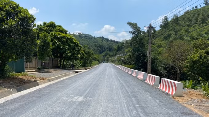 Đơn vị thi công đã đẩy nhanh tiến độ để đưa con đường sớm vào sử dụng phục vụ cho người dân xây dựng kinh tế xã hội.