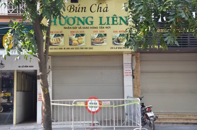 Quán bún chả Hương Liên ở số 24 Lê Văn Hưu, phường Phạm Đình Hổ, quận Hai Bà Trưng đã bị phong tỏa.
