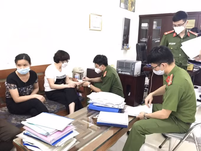 Cơ quan CSĐT Công an tỉnh khám xét tại phòng làm việc bị can Nguyễn Thanh Mai
