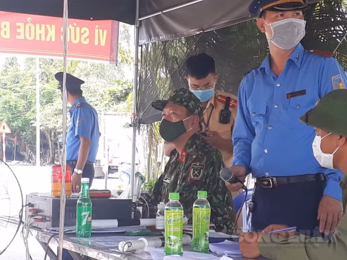 Lực lượng chức năng đang làm nhiệm vụ tại Chốt kiểm soát dịch Cầu Đá Bạc. Ảnh: Nguyễn Quân.