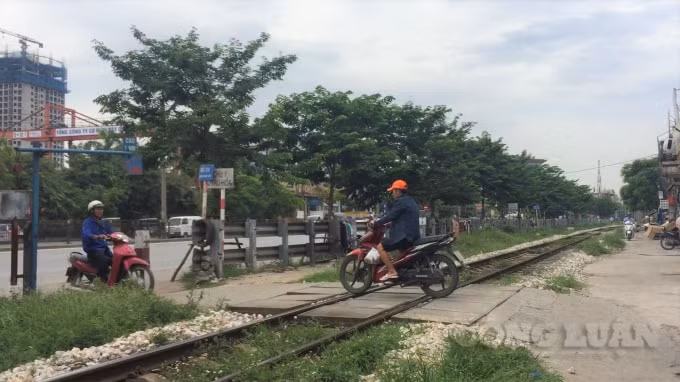 Người dân vội vã băng qua đường ngang ngay sau khi tàu hỏa vừa đi qua