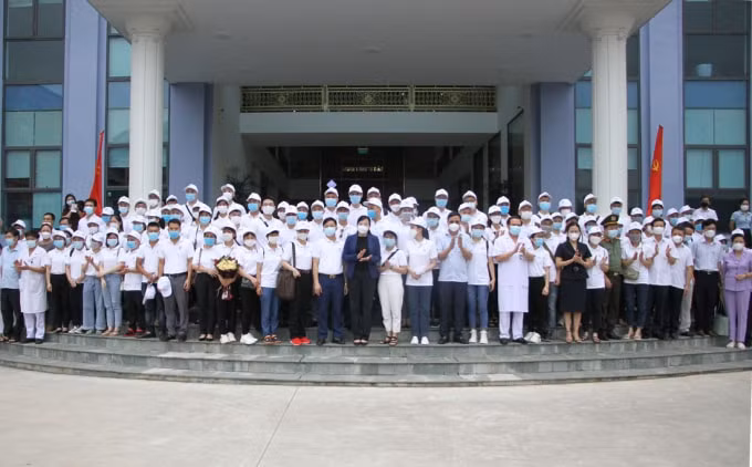 Lãnh đạo tỉnh Thái Nguyên chụp ảnh lưu niệm với Đoàn tình nguyện.