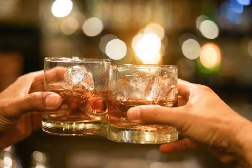 Nên tránh uống rượu sau khi tiêm vắc xin COVID-19. Ảnh minh họa