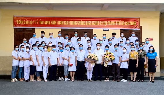Đoàn công tác của tỉnh Ninh Bình trước giờ lên đường làm nhiệm vụ cao cả tại tâm dịch TP. Hồ Chí Minh (ảnh: nbtv.vn).