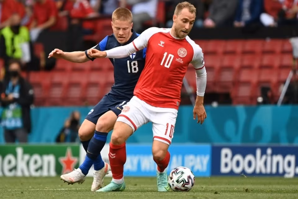 Eriksen chơi bóng trong trận gặp Phần Lan tại Euro 2020. Ảnh: AFP