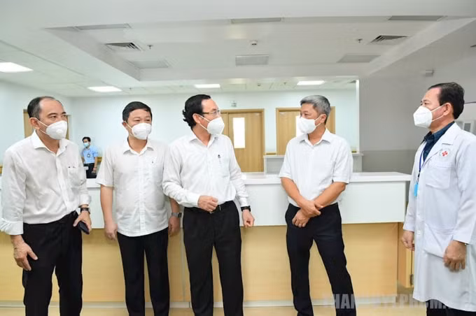 Ông Nguyễn Văn Nên, Bí thư Thành uỷ TP. HCM cùng đoàn công tác.
