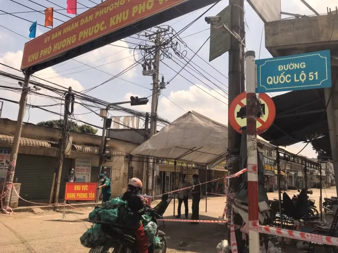 Một khu chợ dân sinh nằm bên tuyến QL 51 đang bị phong tỏa - Ảnh: Văn Thể.