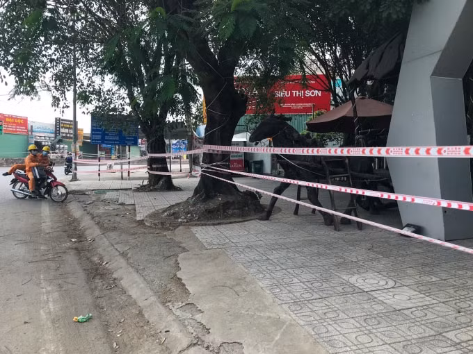 Những sợi dây phong tỏa dọc hai bên đường QL51 cứ dài thêm và chưa có dấu hiệu dừng lại - Ảnh: Văn Thể.
