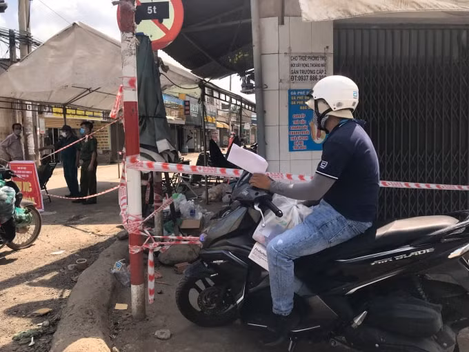 Để đảm bảo an toàn sức khỏe cho cộng đồng, mọi hoạt động của người dân không vượt qua giới hạn của sợi dây phong tỏa - Ảnh: Văn Thể.