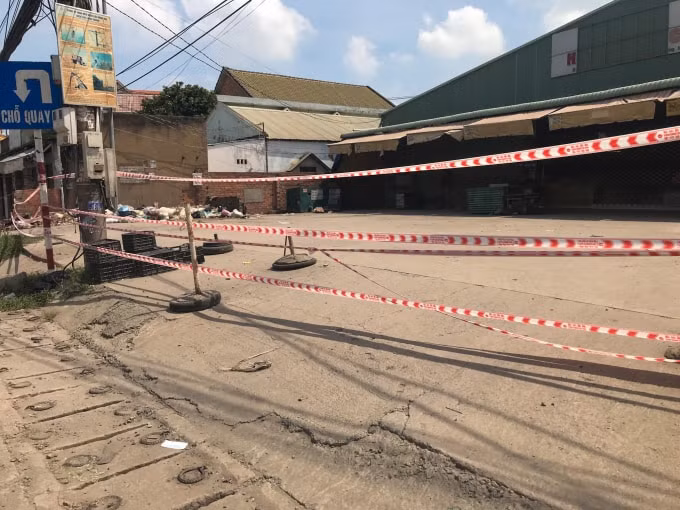 Một cơ sở sản xuất bên trong sợi dây phong tỏa cũng tạm thời đóng cửa, ngưng sản xuất trong thời gian này - Ảnh: Văn Thể.