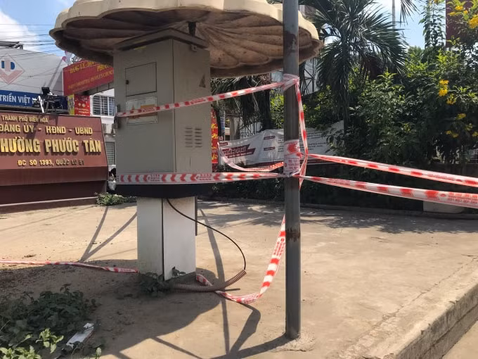 Sợi dây phong tỏa bủa vây chốt điều khiển tín hiệu giao thông trước trụ sở phường Phước Tân, TP. Biên Hòa - Ảnh: Văn Thể.