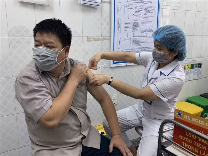 Hà Nội lên kế hoạch tiêm chủng vắc xin diện rộng trong toàn dân. Ảnh H.M