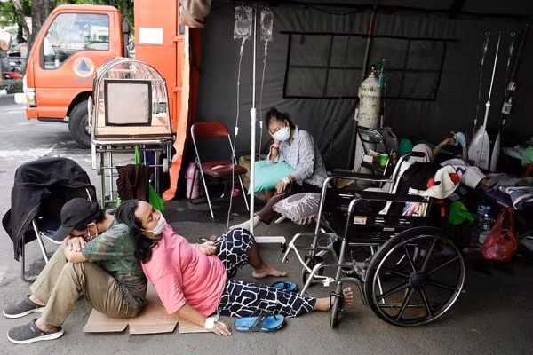 Bệnh nhân COVID-19 tại Indonesia vạ vật trong lều tạm bên ngoài bệnh viện ở Bekasi, Jakarta. Ảnh: Reuters