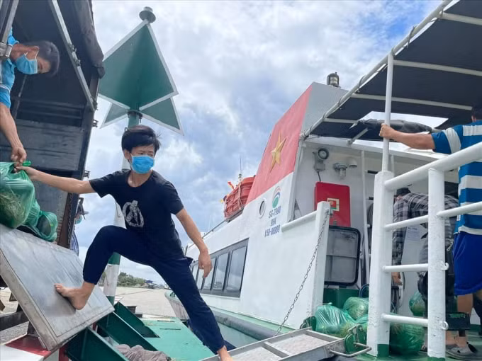 Bốc xếp hàng hoá lên tàu cao tốc. Ảnh HB